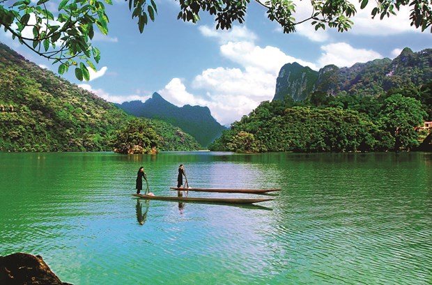 Babe Lake - Ban Gioc Waterfall EMOI Vietnam Travel (1)