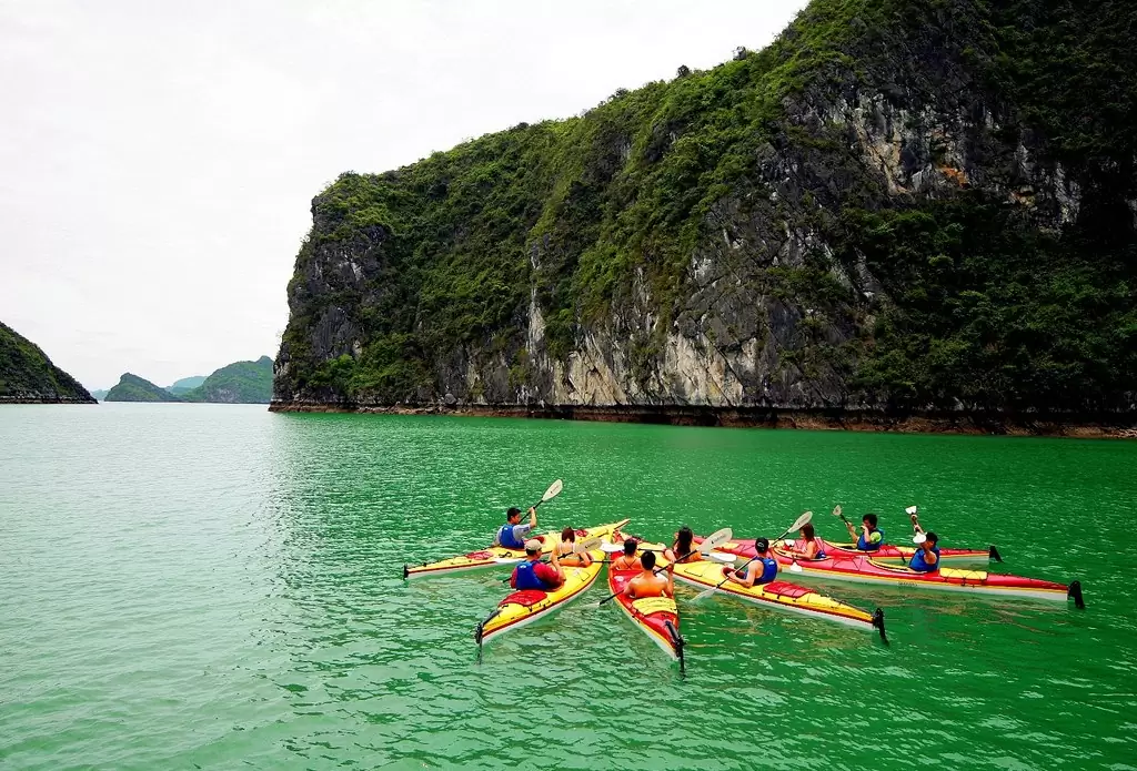 Halong Emoi Vietnam Travel (1)